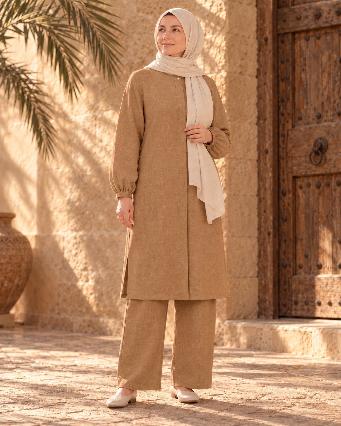 Sahrâ kadın umre takımı, camel – kapı önünde
