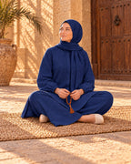 Leyl kadın umre takımı, lacivert – tesbihle otururken