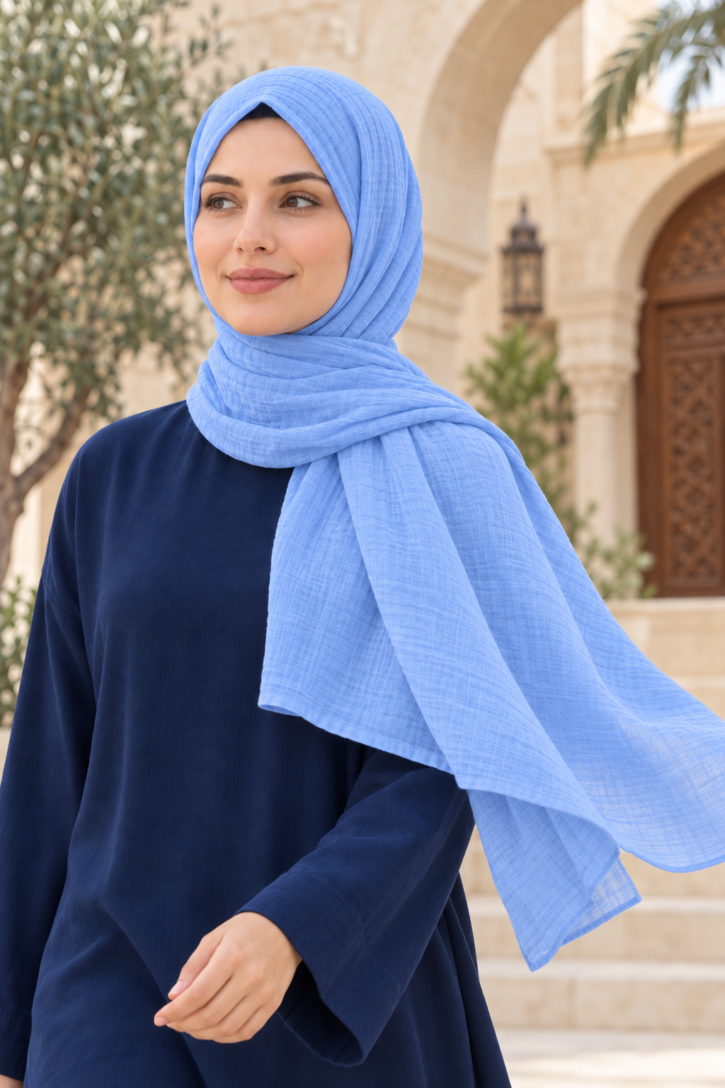 Semâ müslin şal, açık mavi – yürürken
